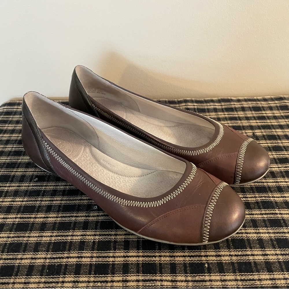 Clarks Two-Tone Brown Flats
